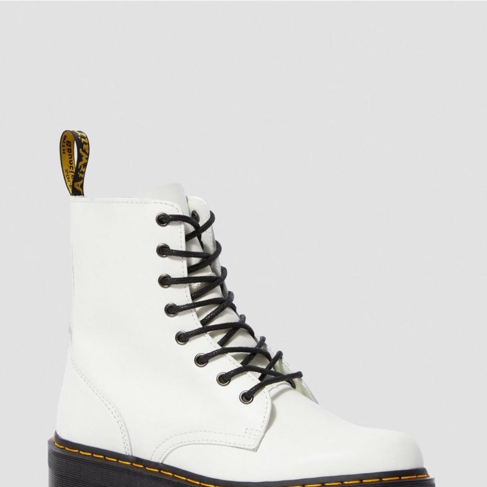 IOS🦋☁️White doc martens🦋don’t buy